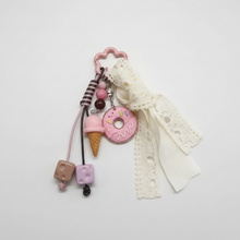 Lade das Bild in den Galerie-Viewer, Porte-Clé Grigri Motif Donut Rose - Accessoire Gourmand