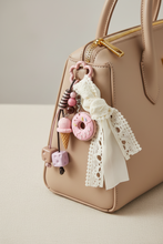 Lade das Bild in den Galerie-Viewer, Porte-Clé Grigri Motif Donut Rose - Accessoire Gourmand