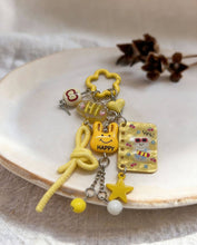 Charger l'image dans la galerie, Porte-Clé Grigri Motif Happy Jaune - Accessoire Bonne Humeur