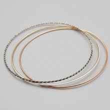 Lade das Bild in den Galerie-Viewer, Dünnes gedrehtes Armband aus Chirurgenstahl mit Emaille-Lack -ACCESSORI-