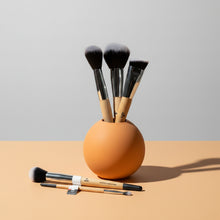 Load image into Gallery viewer, Pinceaux de Maquillage AVRIL – Poils Synthétiques Végan & Qualité Professionnelle – 9 Modèles au Choix