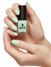 Load image into Gallery viewer, Vernis à Ongles VERT D'EAU AVRIL – Vert Doux & Lumineux, 85% Biosourcé, Végan & Fabriqué en France – 7ml
