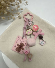 Charger l'image dans la galerie, Porte-Clé Grigri Motif Ours Rose - Accessoire Mignon