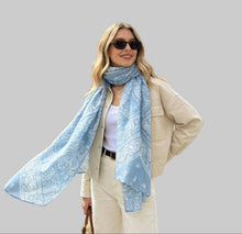Charger l'image dans la galerie, Foulard Imprimé Bandana Bleu - Modèle Mixte Intemporel - Coton & viscose