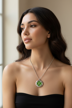 Load image into Gallery viewer, Collier Médaillon Trèfle Diffuseur d’Huiles Essentielles | Aromathérapie 30mm