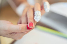 Load image into Gallery viewer, Forfait dépose vernis semi-permanent (sans ponceuse) sur les mains ou les pieds + pose vernis semi-permanent