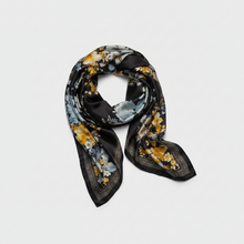 Lade das Bild in den Galerie-Viewer, Stola aus Seidenmischung - FLOWER COLLECTION - ACCESSORI