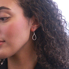 Charger l'image dans la galerie, Boucles d'oreilles LAELIA DANGLING HOOP - Argent & Cristal