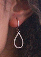 Load image into Gallery viewer, Boucles d'oreilles LAELIA DANGLING HOOP - Argent & Cristal