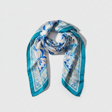 Lade das Bild in den Galerie-Viewer, Foulard Touché Soie Motifs Géométriques - Carré 70x70cm