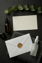 Charger l'image dans la galerie, Bon cadeau soin visage homme PAUSE MASCULINE – enveloppe cachet cire dorée, ambiance spa masculin premium