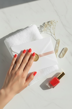 Load image into Gallery viewer, Bon cadeau pose vernis semi-permanent mains – main aux ongles corail-rouge, manucure premium institut