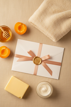 Charger l'image dans la galerie, Bon cadeau soin visage nourrissant NECTAR DE BEAUTÉ – ambiance cocooning miel abricot karié, enveloppe cadeau cachet doré