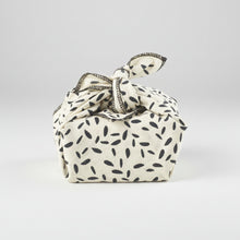 Charger l'image dans la galerie, Furoshiki Pétales AVRIL – Coton Bio Certifié GOTS, Emballage Cadeau Zéro Déchet & Fabriqué en France – 32x32cm