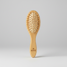 Charger l'image dans la galerie, Brosse à Cheveux en Bambou AVRIL – Picots Bois d'Érable Français, Caoutchouc Naturel & Végan – 18.2cm