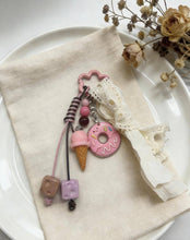 Charger l'image dans la galerie, Porte-Clé Grigri Motif Donut Rose - Accessoire Gourmand
