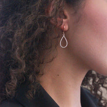 Charger l&#39;image dans la galerie, Boucles d&#39;oreilles LAELIA DANGLING HOOP - Or Rosé &amp; Cristal - MYC PARIS
