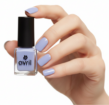 Load image into Gallery viewer, Vernis à Ongles BLEU LAYETTE AVRIL – Bleu Ciel Délicat &amp; Doux, 82% Biosourcé, Végan &amp; Fabriqué en France – 7ml
