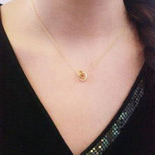 Lade das Bild in den Galerie-Viewer, Collier pendentifs CIRCLE HOOP - Or &amp; Cristal
