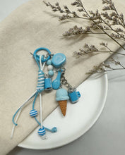Charger l'image dans la galerie, Porte-Clé Grigri Motif Glace Bleu - Accessoire Gourmand

