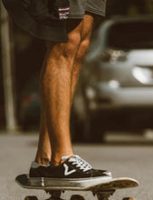 Lade das Bild in den Galerie-Viewer, Halbe Beine + Knie LP
