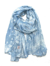 Charger l'image dans la galerie, Foulard Imprimé Bandana Bleu - Modèle Mixte Intemporel - Coton &amp; viscose
