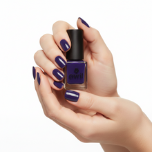 Charger l'image dans la galerie, Vernis à Ongles ENCRE AVRIL – Bleu Nuit aux Accents Violine, Végan &amp; Fabriqué en France – 7ml
