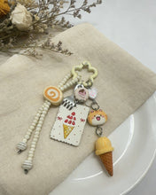 Charger l'image dans la galerie, Porte-Clé Grigri Motif Glace Jaune - Accessoire Gourmand
