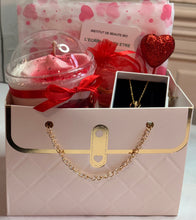 Charger l'image dans la galerie, Box Saint-Valentin Premium - Bougie &amp; Bijou Cristaux d'Autriche
