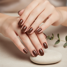 Charger l'image dans la galerie, Vernis à Ongles ÉBÈNE AVRIL – Marron Profond &amp; Mystérieux, 63% Biosourcé, Végan &amp; Fabriqué en France – 7ml
