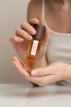 Load image into Gallery viewer, Eau de Parfum MANDARINE ENVOÛTANTE – Mandarine, Basilic &amp; Bois Sec – 90% Naturel – 15ml – LES SENTEURS GOURMANDES
