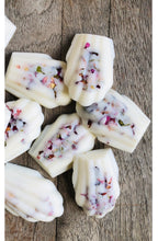 Charger l'image dans la galerie, Fondants de Cire Bois de Rose aux Pétales de Roses – 2 x 15 g | Savonnerie de Bormes
