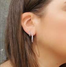 Lade das Bild in den Galerie-Viewer, Boucles d&#39;oreilles créoles CHIC - Argenté &amp; cristal
