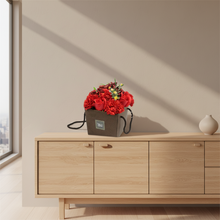 Load image into Gallery viewer, Bouquet de Fleurs de Savon Rose &amp; Œillets Rouges – Fait Main
