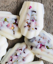 Charger l'image dans la galerie, Fondants de Cire Bois de Rose aux Pétales de Roses – 2 x 15 g | Savonnerie de Bormes
