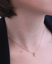 Lade das Bild in den Galerie-Viewer, Collier pendentifs VERNICE STONE - Or Rosé &amp; Cristal
