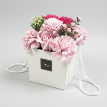 Charger l'image dans la galerie, Bouquet de Fleurs de Savon Roses &amp; Œillets Roses – Fait Main
