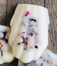 Charger l'image dans la galerie, Fondants de Cire Bois de Rose aux Pétales de Roses – 2 x 15 g | Savonnerie de Bormes
