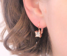 Lade das Bild in den Galerie-Viewer, Boucles d&#39;oreilles SQUARE- Or Rosé &amp; Cristal
