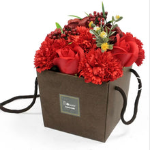 Load image into Gallery viewer, Bouquet de Fleurs de Savon Rose &amp; Œillets Rouges – Fait Main
