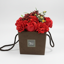 Load image into Gallery viewer, Bouquet de Fleurs de Savon Rose &amp; Œillets Rouges – Fait Main
