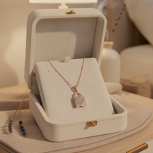 Charger l'image dans la galerie, Collier pendentif LOCK HEART - Or rosé &amp; Cristal
