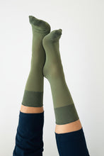 Lade das Bild in den Galerie-Viewer, Chaussettes paillettes Céleste - lurex scintillant - Sockette
