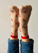 Charger l'image dans la galerie, Clémence - Chaussettes fantaisie femme fruits - CERISES
