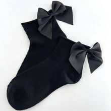 Charger l'image dans la galerie, Chaussettes noires avec un noeud Elisa - Sockette
