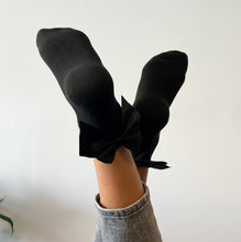 Charger l'image dans la galerie, Chaussettes noires avec un noeud Elisa - Sockette
