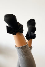 Charger l'image dans la galerie, Chaussettes noires avec un noeud Elisa - Sockette
