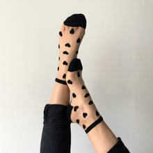Charger l'image dans la galerie, Chaussettes coeurs noir  Laure - Sockette
