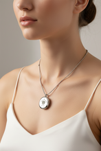 Load image into Gallery viewer, Collier Médaillon Tortue Diffuseur d’Huiles Essentielles | Aromathérapie 25mm
