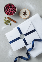 Charger l'image dans la galerie, Bon cadeau rituel corps TRAVERSÉE SCANDINAVE – baies arctiques, bouleau, ruban bleu marine, ambiance nordique hivernale
